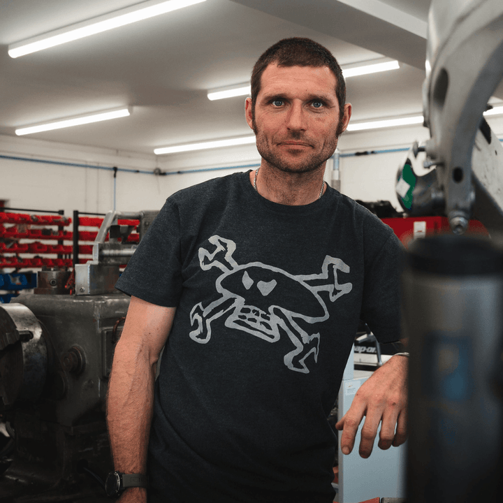 Red Torpedo Guy Martin Spannerskull 21 Anthracite (Mens) T-Shirt - Red Torpedo