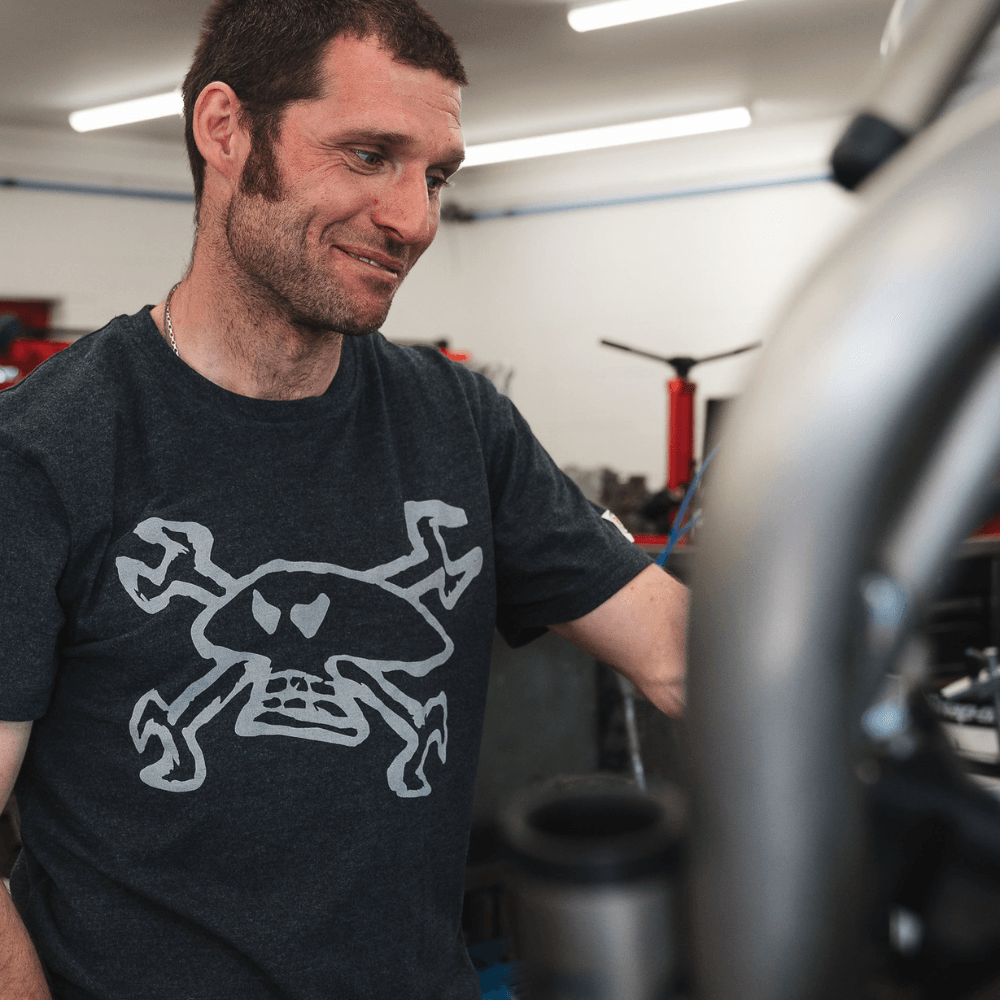 Red Torpedo Guy Martin Spannerskull 21 Anthracite (Mens) T-Shirt - Red Torpedo